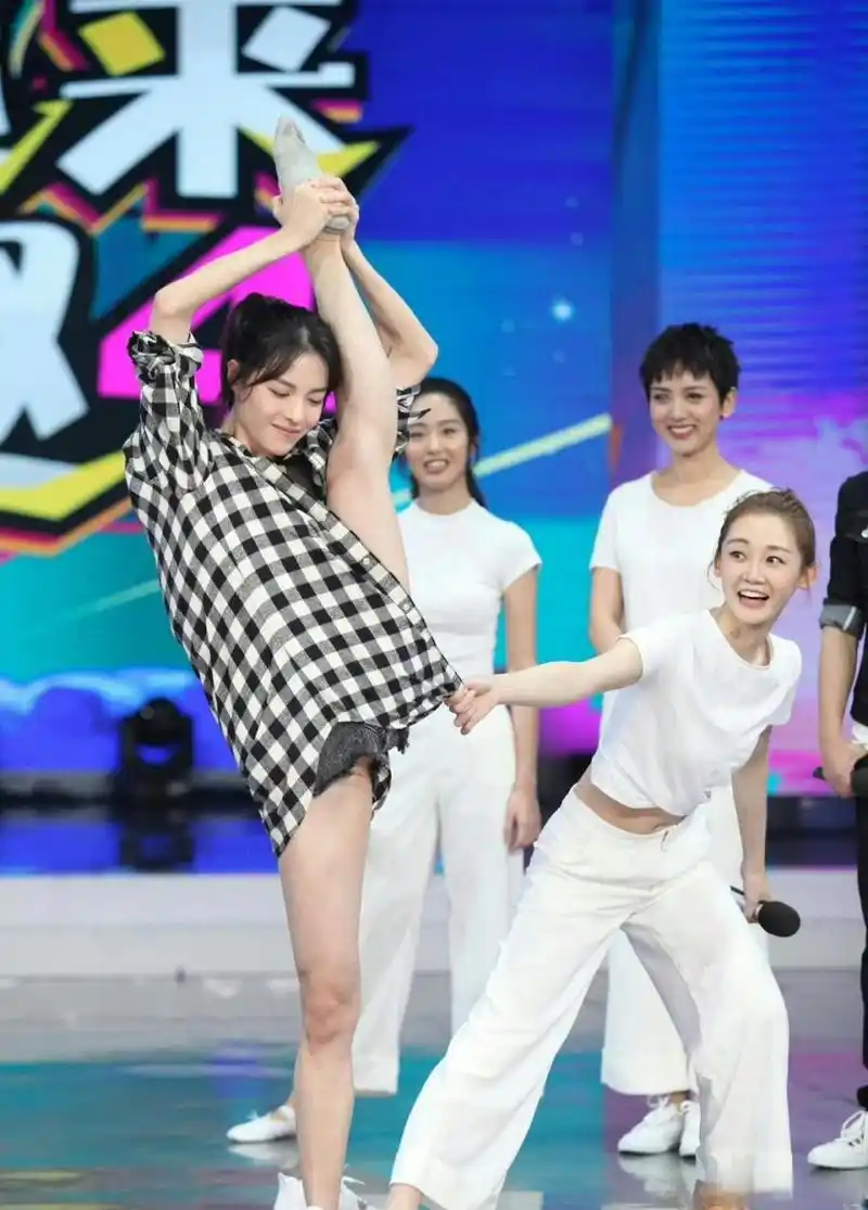 钟楚曦在综艺节目上展示一字马走光,吓得苗苗赶紧拉衣服帮忙遮挡,网友