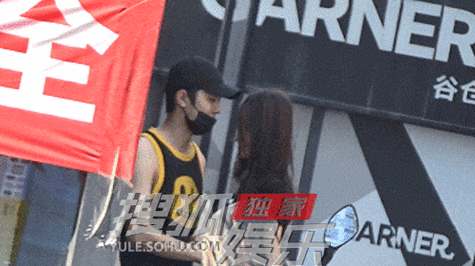 独家:赖冠霖和女友逛街 当街抱抱贴贴好亲昵
