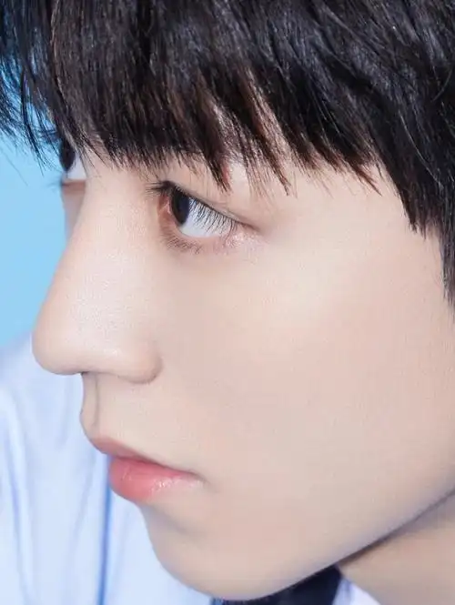 再一次被王俊凯的睫毛震惊到了!他真的不是传说中.