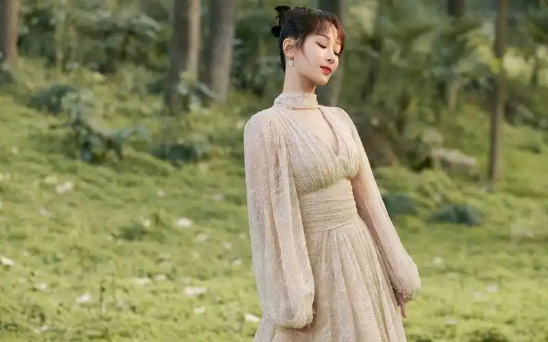 杨紫优雅浪漫高清桌面壁纸