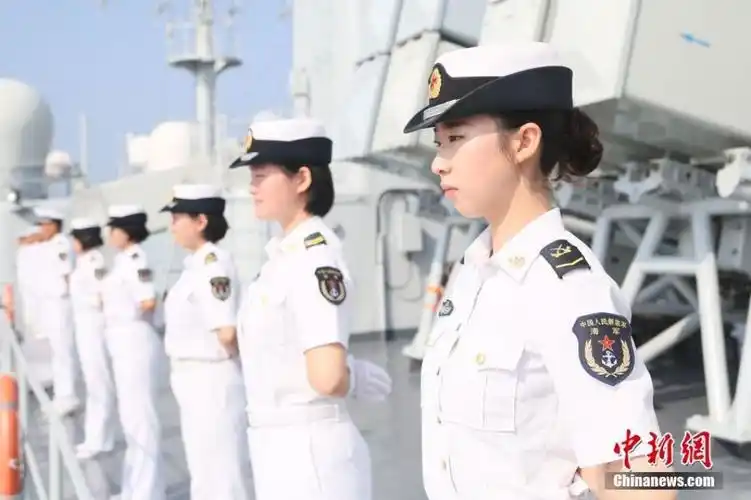 中国海军女舰员站坡英姿飒爽