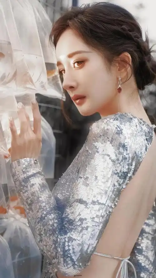 杨幂,这个名字无疑是当代中国娱乐圈的一颗耀眼之星.