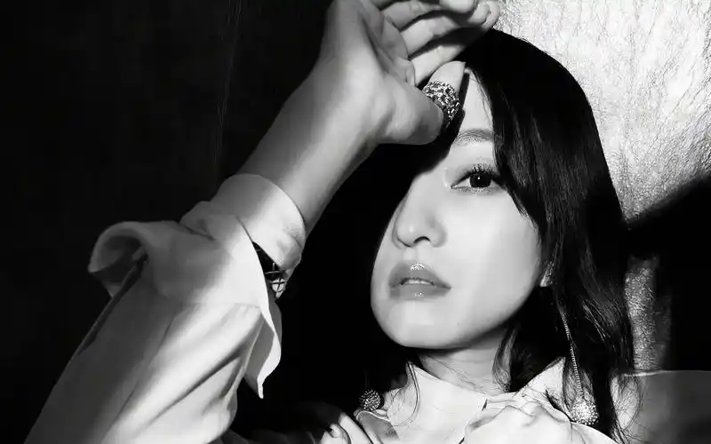 张韶涵清新时尚写真桌面壁纸-港台明星-壁纸下载-美桌网