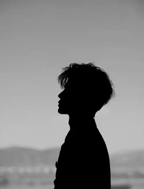 任嘉伦你还有哪是不完美的这个侧脸这个手颜控手控的人都有福了