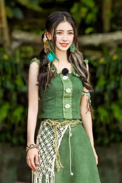 杨颖穿出三亚度假凉爽范晕染色短裤搭无袖条纹衫清新浪漫