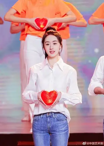 发现文联春晚袁冰妍和好友米热一个节目上次貂蝉晚会和闺蜜王菊缘分啊