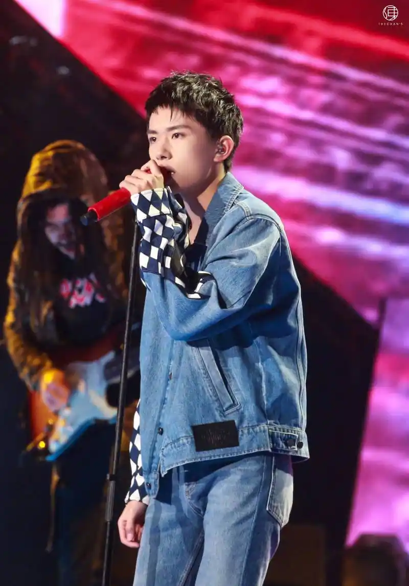 易烊千玺这个发型真是绝了!