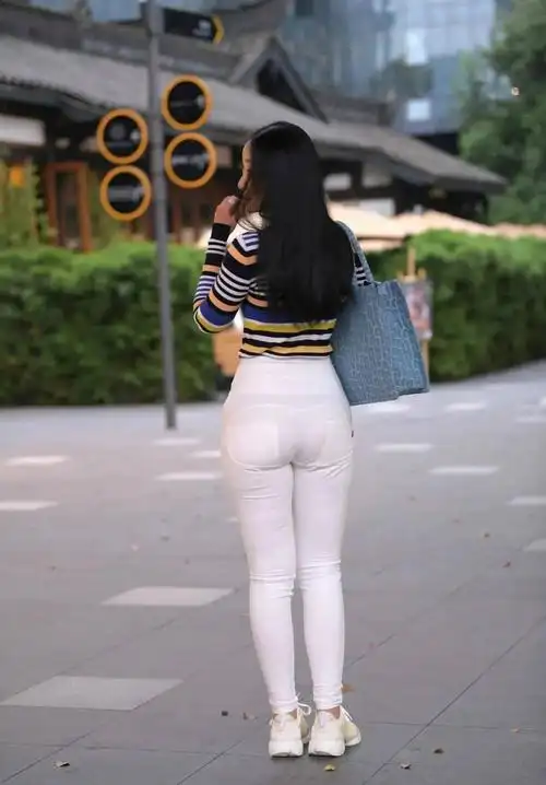小众的白色紧身牛仔裤迷人魅力不输爆款