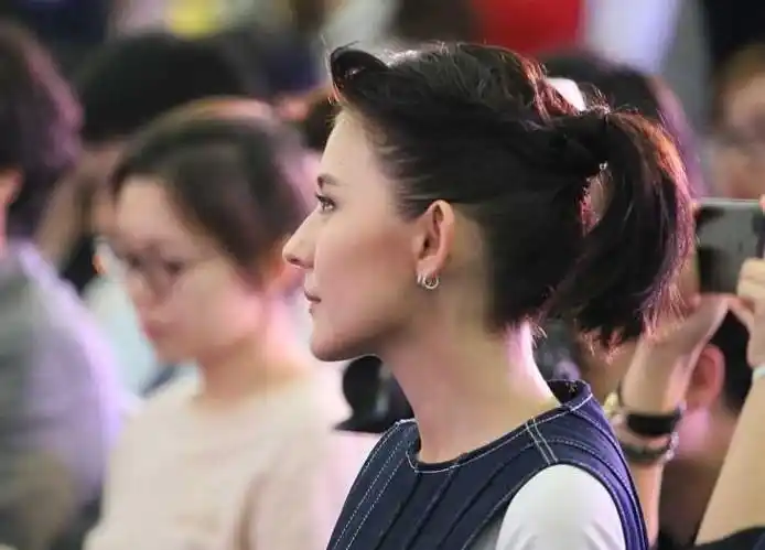 真女神!热依扎短裙长腿侧颜优美,笑容甜美气质俱佳马尾抢眼