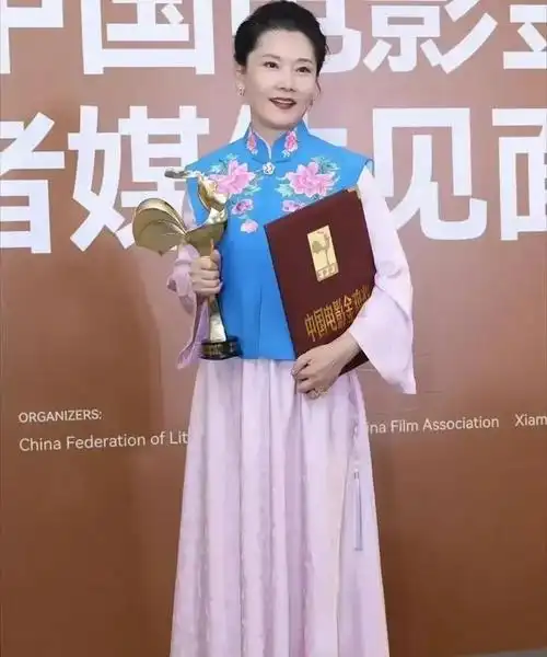 近期金鸡奖颁奖典礼让人们更深刻地认识了演员何赛飞,一位在颁奖台上