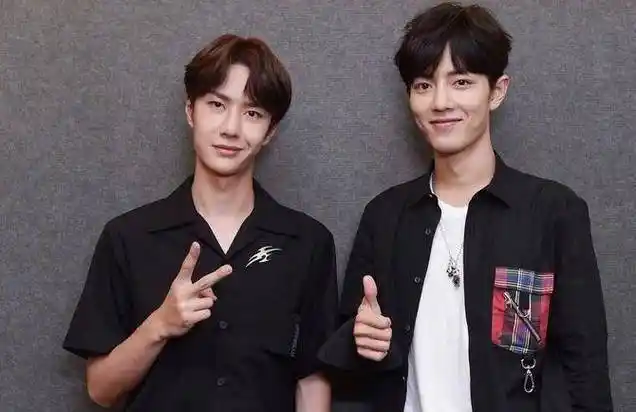 肖战和王一博走机场,穿一黑一白造型帅气十足,真"兄弟情深"_黑色_下身