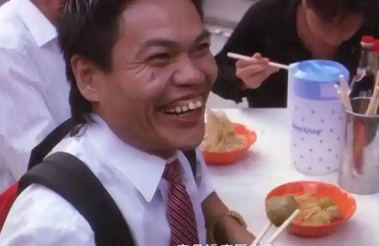 八两金戴5件金饰太豪气,被称香港最丑男星,儿子比苗侨伟儿子帅_叶小霆