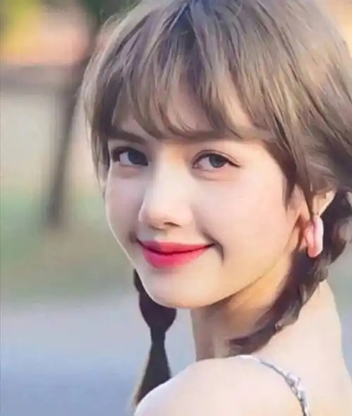 black pink女团成员lisa官宣参加疯马秀表演!_lisa_节目_灯光