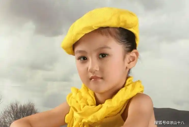 她6岁被成龙抱上春晚,出演《花千骨》被骂到退圈,如今美到认不出