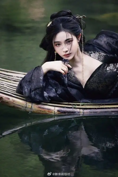 许佳琪七夕战损古风大片来啦黑衣执剑kiki快把古装焊在身上