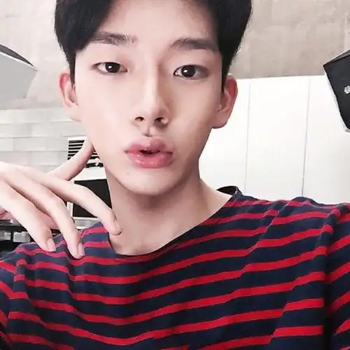 帅哥都爱的发型男生冬季短发图片2