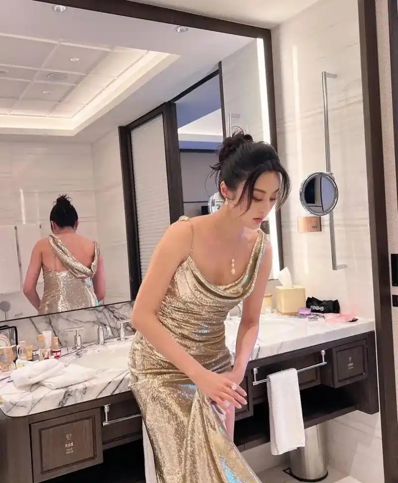 女明星甘露酒店自拍写真,气质方面果然远超普通女孩,只是不知道修图的