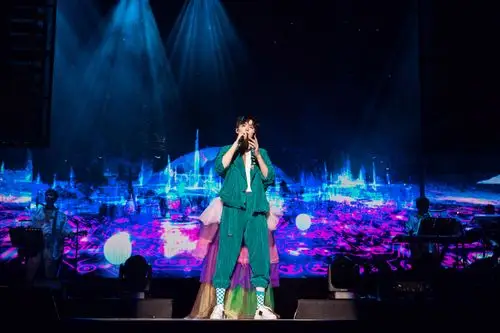 暖心爱豆!回馈粉丝婚纱应援,刘宇宁穿彩虹婚纱裤亮相演唱会