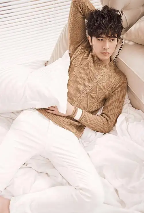 徐开聘帅气养眼居家写真图片 _ 图片网