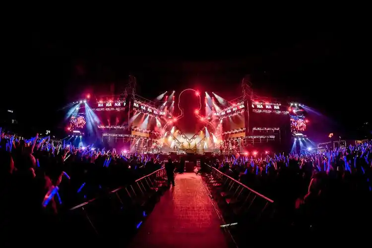 杨坤万人演唱会盐城开唱 导演组打造震撼视听盛宴_舞台