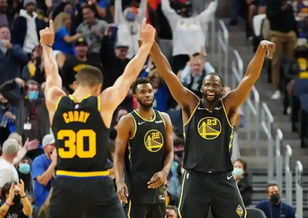 勇士三巨头:库里,威金斯,格林 雄鹿三巨头:字母,米德尔顿, - 抖音