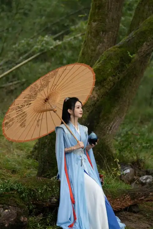 沈璃蓝衣##沈璃束发蓝衣#沈璃@赵丽颖束发蓝衣撑伞造型好美