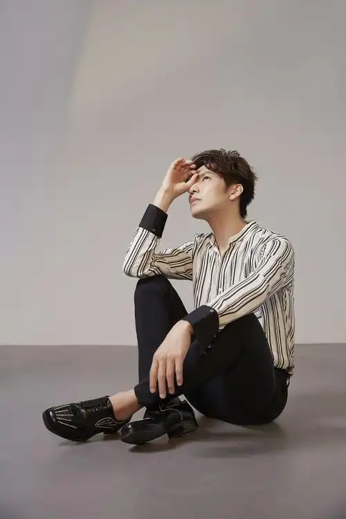 写真中,钟汉良混搭不同风格衣着,魅力尽显且各具特色.