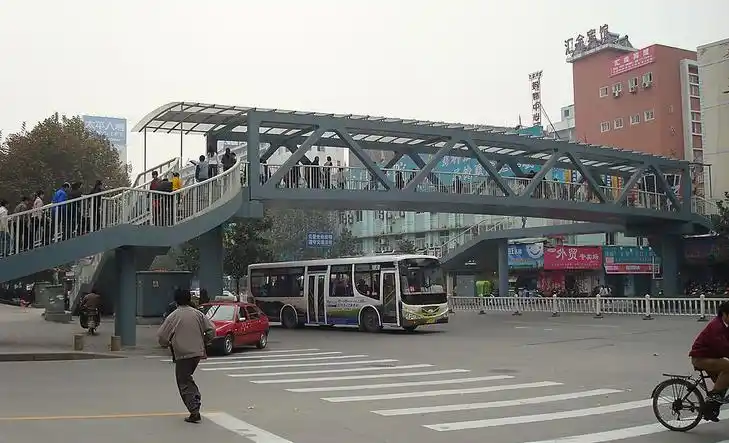 希望政府可以考虑在红绿灯加建人行天桥