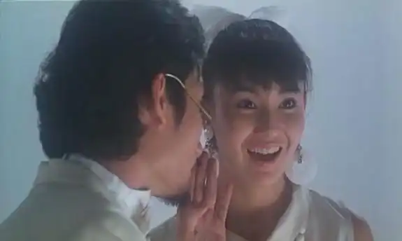 最甚一次,她附身开心鬼班里女班长(袁洁莹),令她跑到夜总会稀里糊涂地