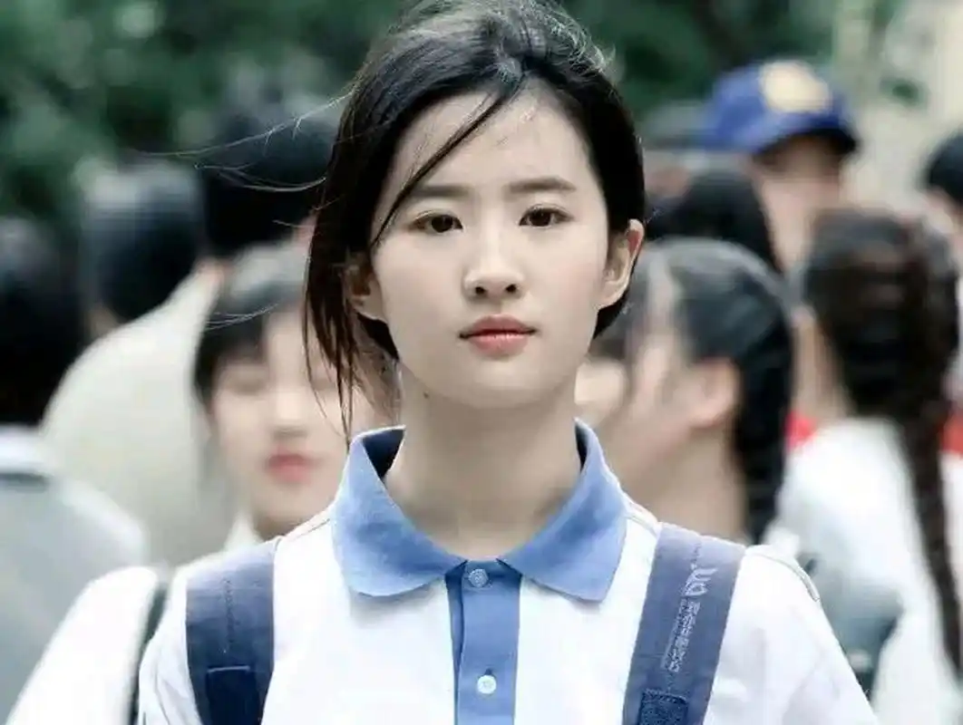 这是刘亦菲早年演青春校园剧时的剧照,不愧是神仙姐姐,穿上校服也是