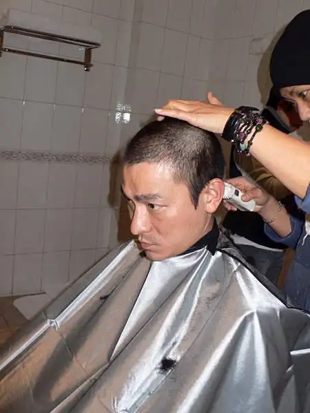 刘德华变身成为发型师-为《刺马