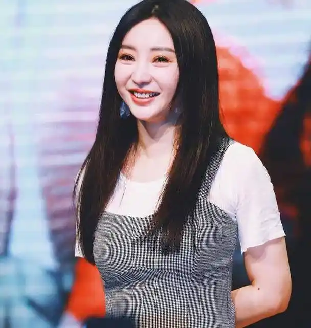 一胖毁所有!柳岩近照亮相变"村姑",腿粗脸肿身材走形不忍直视