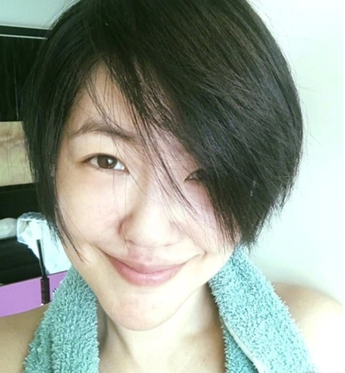 26日,小s在微博po出自己的素颜照,照片中小s素颜上镜,一头短发微乱