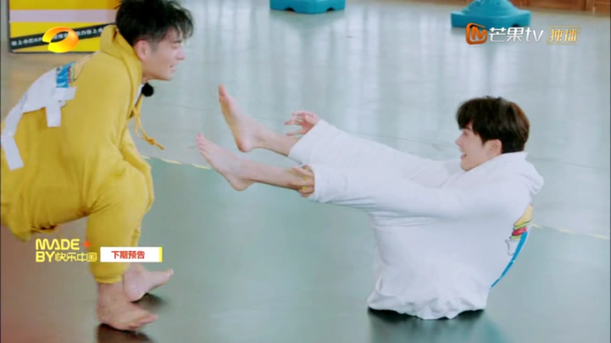 但情况不妙,他自己也摔了个屁墩用脚把对方踢翻只见白衣小将曾舜晞