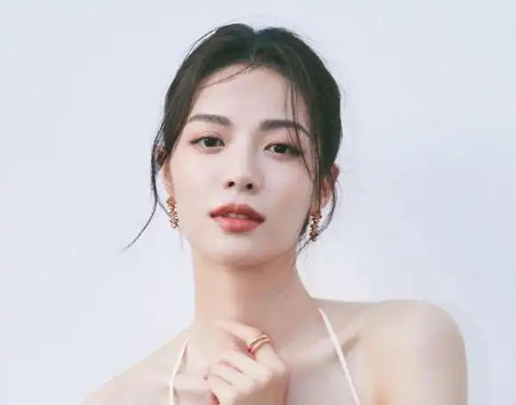 事实证明野心勃勃的钟楚曦离自己想红的愿望又近了一步