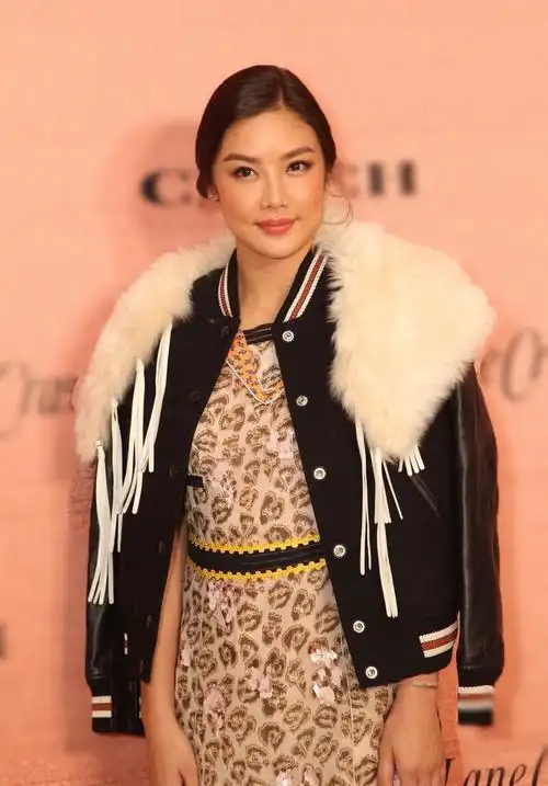 40岁的乐基儿贵妇范十足,棒球服搭配印花连衣裙,气质真是绝了!