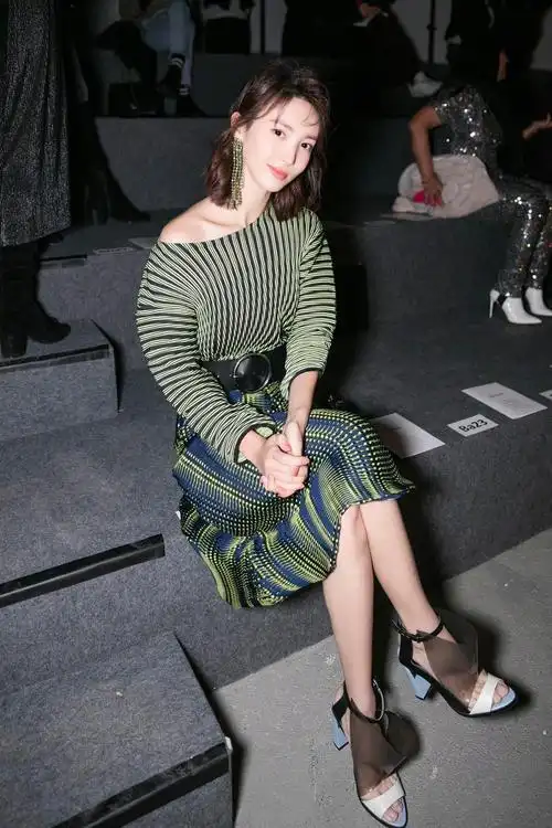 巴黎时装周在浪漫的森林里范冰冰宋茜袁泉上演仙女也疯狂