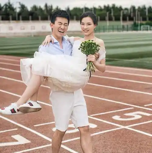 吴敏霞老公晒全家福庆520相爱十二年仍似热恋一家四口好幸福