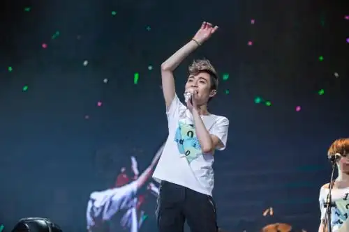 苏打绿香港开唱激光秀 家凯脱衣秀身材|苏打绿|演唱会|脱衣秀_新浪