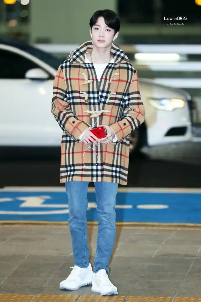 赖冠霖穿格纹大衣搭配蓝色牛仔裤现身机场,皮肤白皙帅气十足