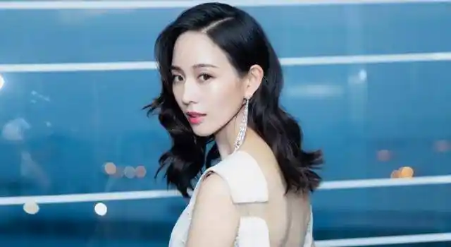 张钧甯尺度大开!「深v开到肚脐 露美背」挑战性感极限