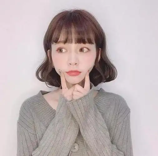 适合脸型:长圆脸,瓜子脸,三角脸齐刘海想必大家早知道刘海的重要性了