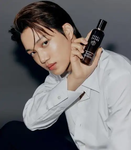 韩团exo宠粉第一人kai,将粉丝礼物珍藏6年,粉丝认证照太好哭了|金钟仁