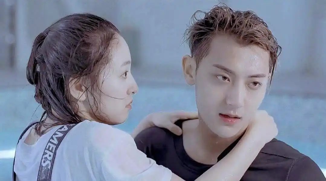 一个发型撑起整张脸黄子韬新剧男友力爆棚和助理吴倩恋爱啦