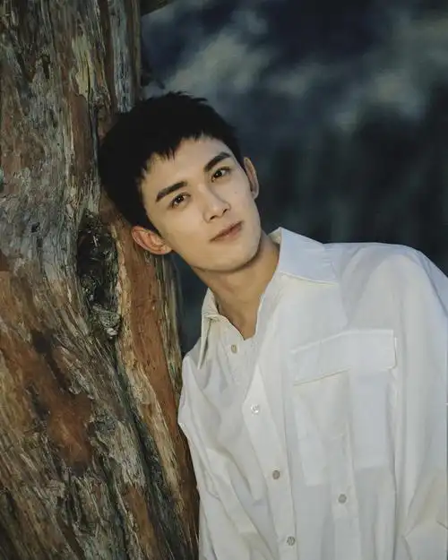 吴磊生日胶片写真公开 找寻二十代的热烈纯净梦想