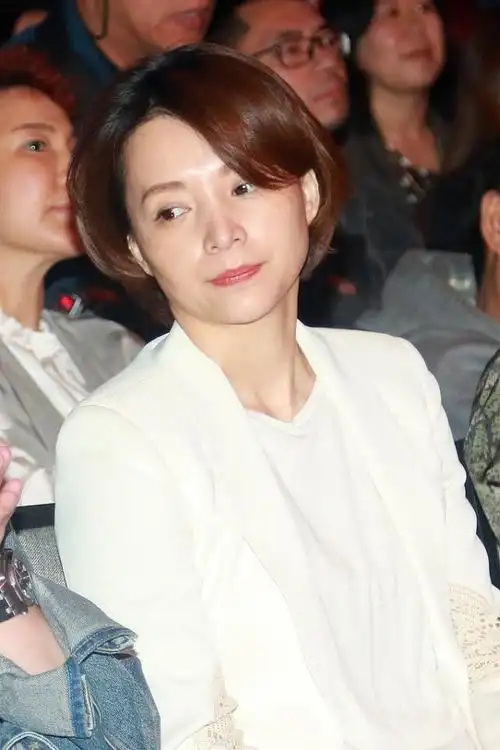 董卿的气场太强了,素颜展现恬静优雅,休闲款式穿搭有魅力