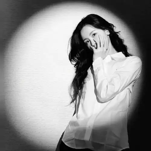 #陈都灵手电筒大片##陈都灵黑白光影大片#