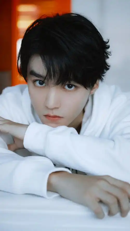 拥抱21岁的王俊凯#王俊凯 × 阳光少年新的一周 也要把能量加满 逞技