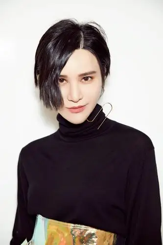 尚雯婕出席ellemen幕后英雄盛典 先锋造型首唱新歌嗨翻全场