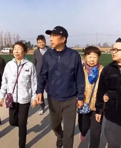 冯巩有回老家祭祖,身边跟着两位姐姐,虽然她们身高不同,一个瘦点一个